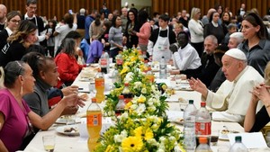 No dia mundial dos Pobres: Papa almoçou com 1200 pessoas
