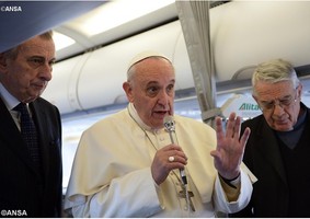 O Papa no avião: com os terroristas o diálogo é difícil mas a porta está sempre aberta