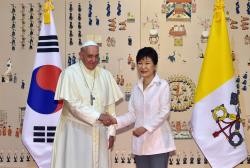 Empenho a favor da paz e da reconciliação - primeira intervenção pública do Papa