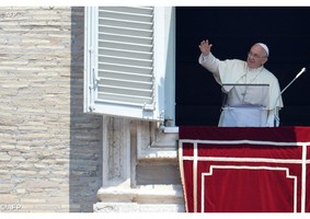Quem comunga «não pode ficar indiferente diante de quem não tem pão» Papa Francisco no Ângelus