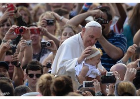 Menos burocracia e mais espírito familiar, propõe o Papa aos políticos