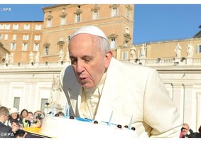 Crónica de Aura Miguel. Entre milongas e cabelos brancos, o Papa faz 78 anos