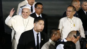 Papa recebido em clima de festa no maior país católico da Ásia