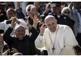 Papa condena machismo e lembra famílias em dificuldades