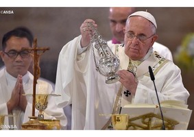 A corrupção tira dinheiro aos pobres: o Papa durante a missa em Manila