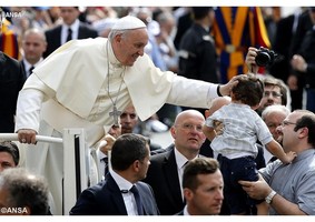 Papa na audiência geral deixa uma mensagem aos pais, que saiam do “exilio” de educadores dos filhos