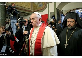 Papa revela aos jornalistas que rezou na Mesquita Azul pelo fim das guerras