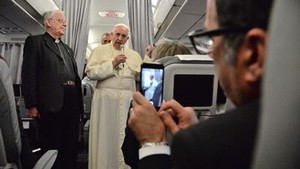 Papa envia telegrama durante o voo para o Equador