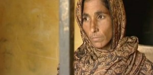 Paquistaneses que mataram a filha com ácido se dizem arrependidos