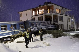 Mulher rouba e conduz comboio contra um prédio perto de Estocolmo