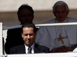 Ex-mordomo do Papa condenado a 18 meses de prisão por furto
