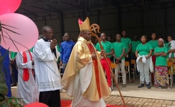 Dom Chindecassi leva mensagem de esperança a reclusos na cadeia de Cacanda