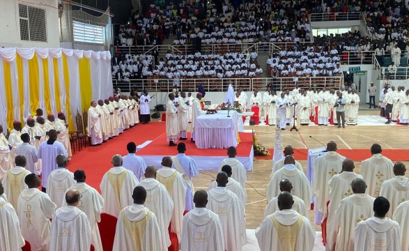 Igreja rende acção de graças pelos 25 anos de vida episcopal de Dom Mbilingi