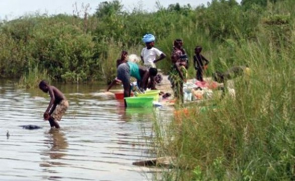 No Andulu: cidadãos consomem água de  lagoas