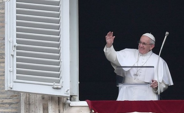 Partilhemos a luz da fé que recebemos - Papa no Angelus 