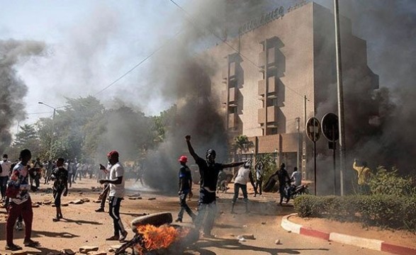 Burkina Faso: mais de 150 mortos em ataque terrorista