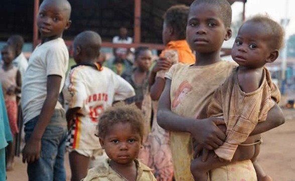 Crianças nas ruas manifestam tristeza por não terem escola