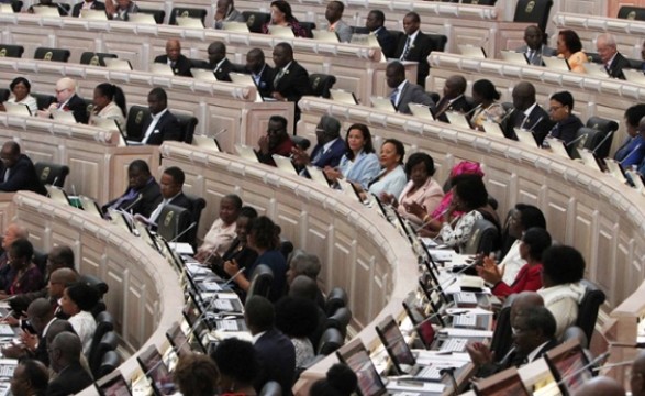 Deputados em dia de discussão e votação na primeira plenária do ano  