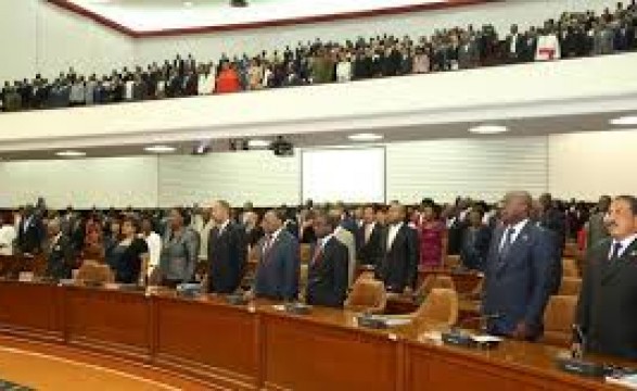 Deputados da NA rendem tributo a Nelson Mandela