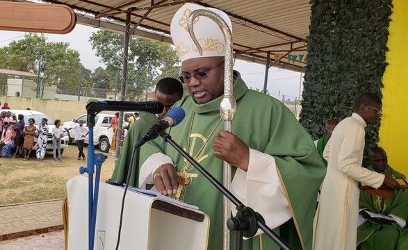 Bispo de Cabinda crítica más acções que eliminam a felicidade do lar