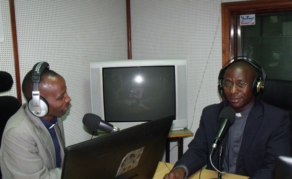 Discurso Directo: Padre Quintino Kandandji Conversou com o Padre António Bengue Lunguieki, chanceler da Arquidiocese de Luanda