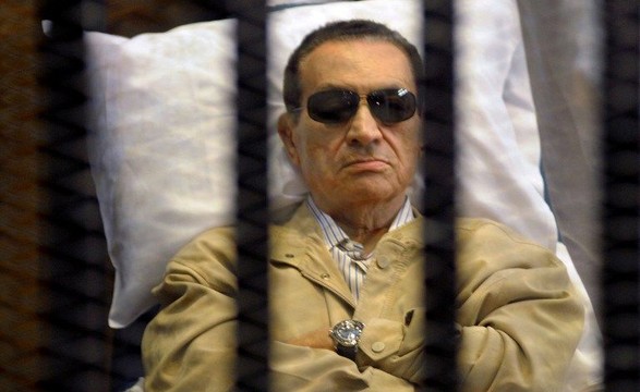 Hosni Mubarak volta ao banco dos réus