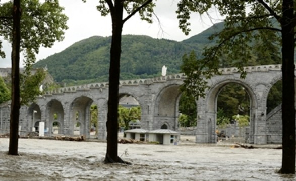 Cheias obrigam a fechar Santuário de Lourdes