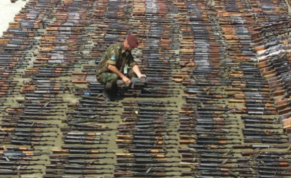 Comércio de armas é menos regulado do que compra e venda de bananas