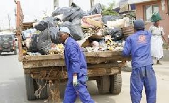  Combate ao lixo em Luanda centenas de moradores saiem à rua para limpar o Cazenga