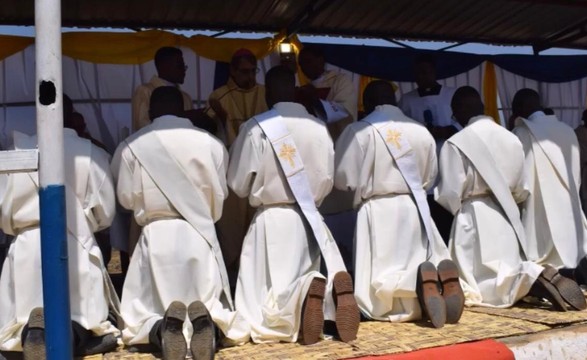 Missionários salesianos de Dom Bosco reforçados com seis novos sacerdotes.