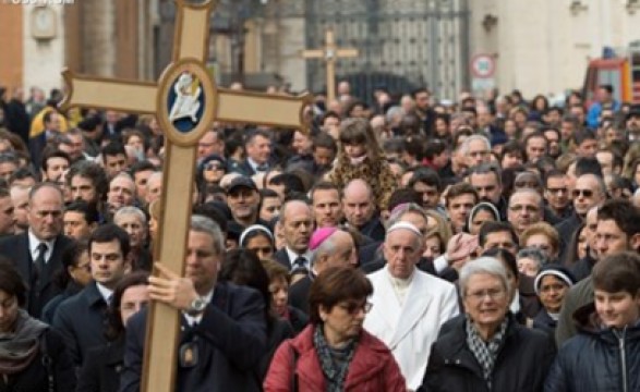 Papa desafia Cúria Romana a ser «comunidade de serviço» e rejeitar «tentações»