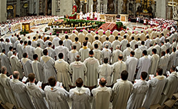 Na missa crismal o Papa convida os sacerdotes a sair de si mesmos para levar ao povo a unção divina