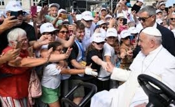 Papa defende fé atenta a «problemas sociais e políticos», que acompanha vida concreta das pessoas