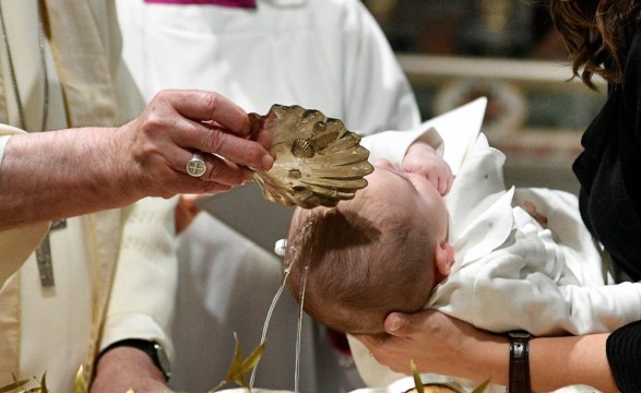 Papa baptizou 21 crianças na Capela Sistina