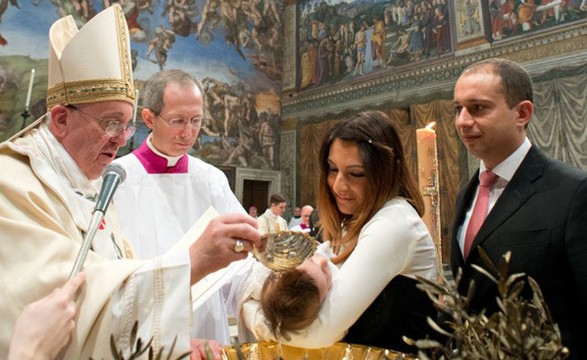 “ A maior herança para os vossos filhos é a fé”. Papa baptizou 26 crianças