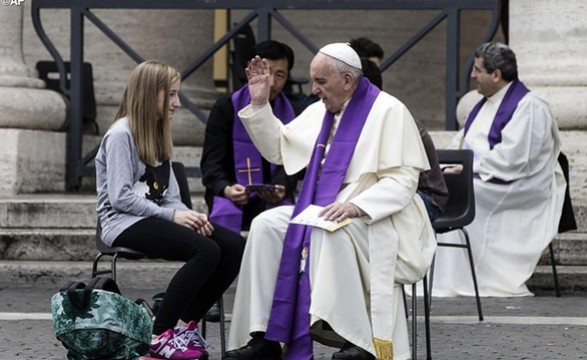 Papa entre os 150 sacerdotes que confessam os participantes no Jubileu dos Adolescente