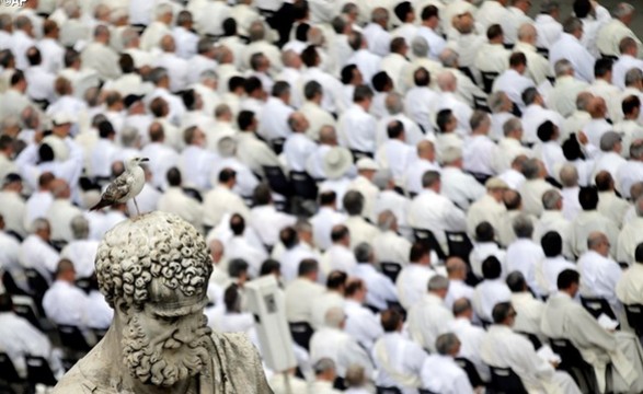 Servir é assumir o estilo de Deus - Papa aos Diáconos 