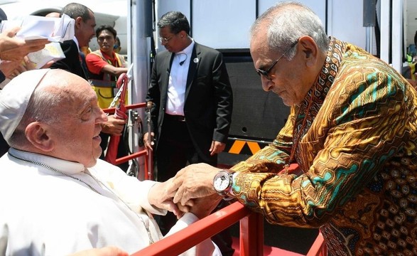 Papa encerra viagem a Timor Leste em que a estrela foi o povo