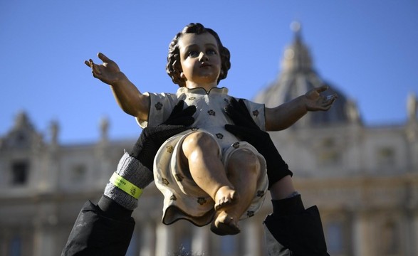 Papa abençoou imagens do Menino Jesus, pedindo respeito pela vida humana