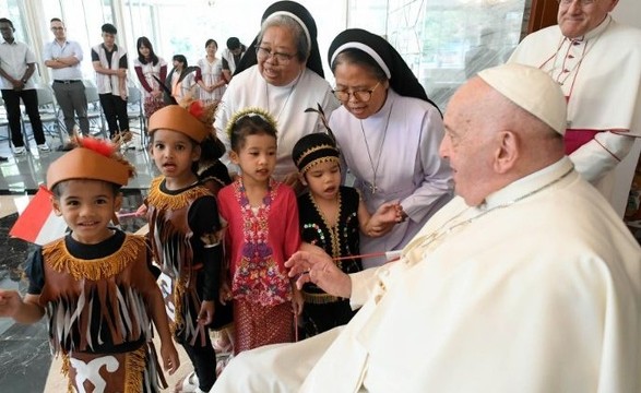 Papa em Jacarta: encontro com órfãos, idosos, pobres e refugiados