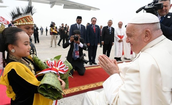 Papa Francisco já está na Indonésia