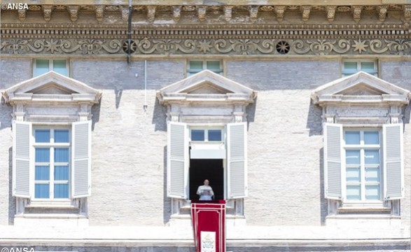 Papa no Angelus “tempo para acolher e escutar”