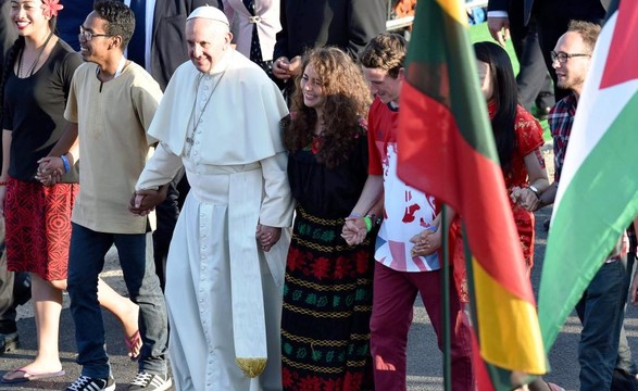 Papa diz que é impossível “vencer o terror com mais terror”