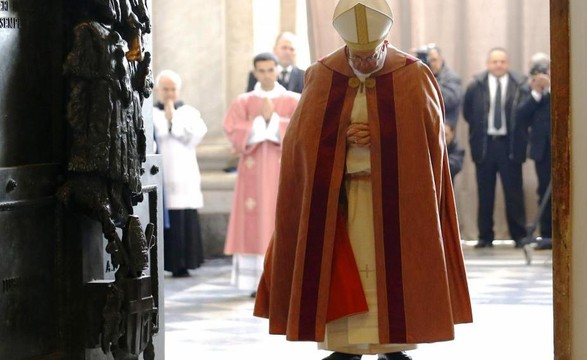 Papa abriu Porta Santa da Catedral de Roma, símbolo do «tempo do grande perdão»