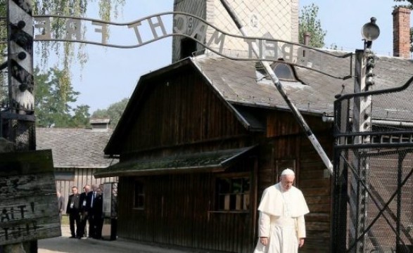 Papa fez homenagem silenciosa em Auschwitz, símbolo da “crueldade”