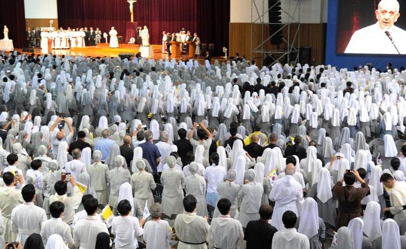 Papa elogia religiosos dedicados à Igreja e rejeita “burocratas”