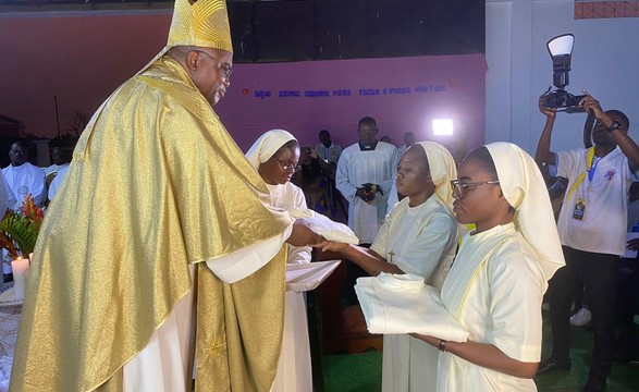 Imãs Predilectas em festa com a profissão religiosa de 2 irmãs