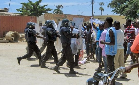 Professores dos municípios de Buco Zau e Belize manifestam-se