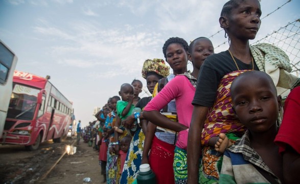 Não virar as costas aos refugiados, mas assumir as histórias de coragem com eles, diz Papa