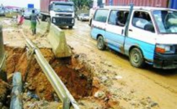 Chuvas em Luanda deixa vias cortadas